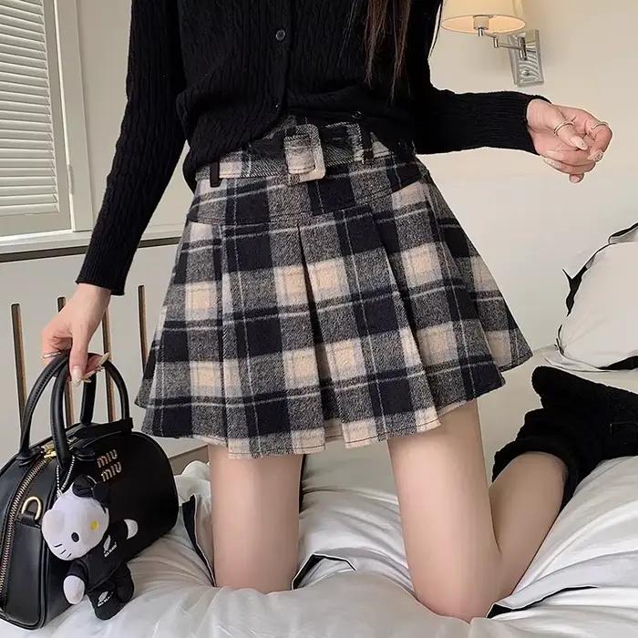 Jupe mini plissée en laine à carreaux rouges taille haute pour femme