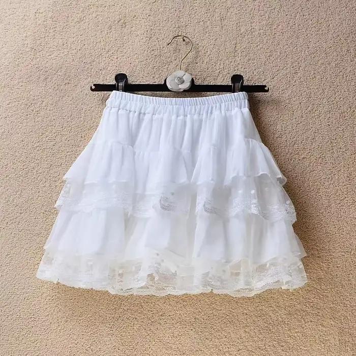 Jupe courte trapèze en dentelle blanche