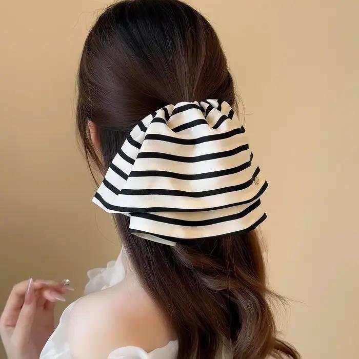 Jupe simple en satin rayée noir et blanc avec pince à cheveux antidérapante kawaii pour femmes, élégante pour le quotidien, les soirées, les mariages et les occasions spéciales