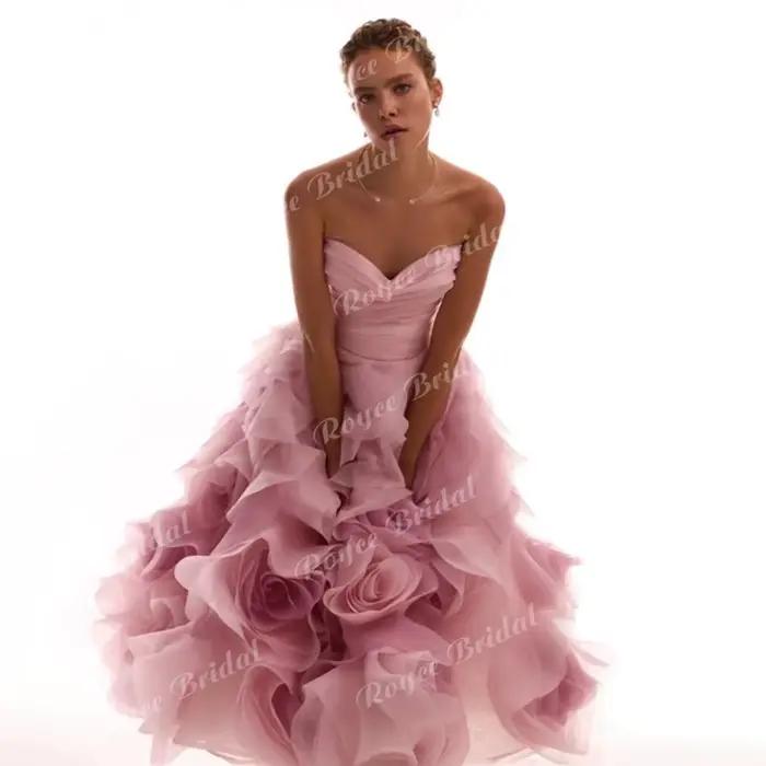 Robe de bal chic sans bretelles coupe trapèze 2026 avec corset orné et volants