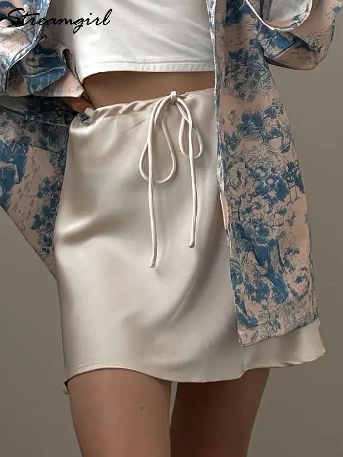 Mini-jupes en satin pour femme