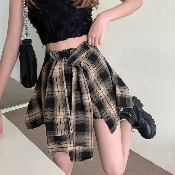 Mini-jupe noire à carreaux pour femme, nouvelle collection été 2025, design asymétrique, coupe trapèze, jupe-culotte courte, style audacieux, mélange de polyester