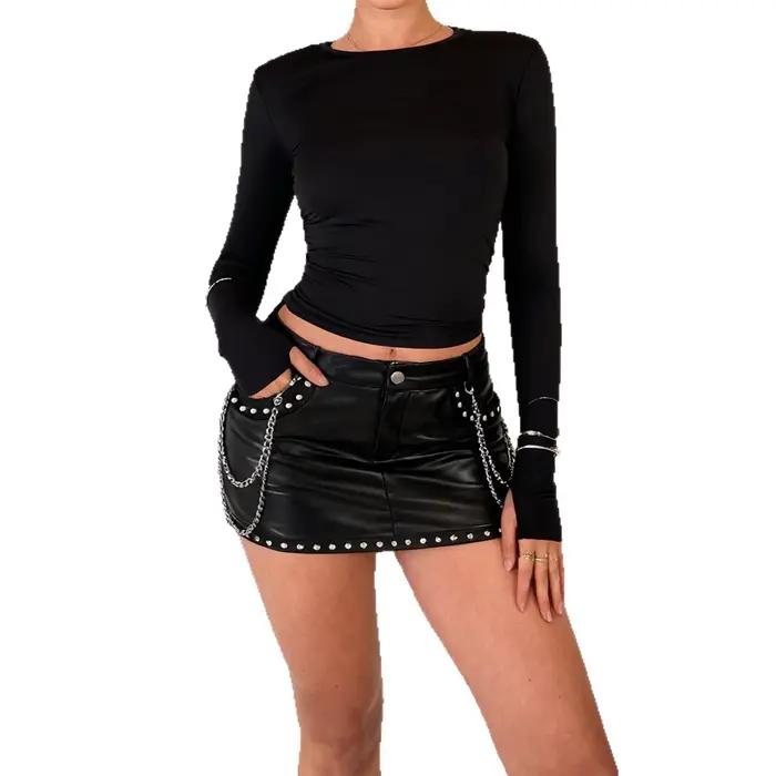 Mini-jupe noire en similicuir PU taille basse avec rivets et chaînes