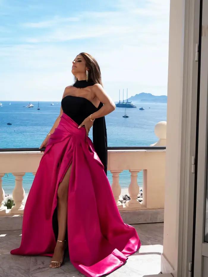 Jupe longue plissée en satin fuchsia taille haute