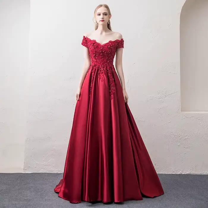 Robe de soirée longue en satin bordeaux