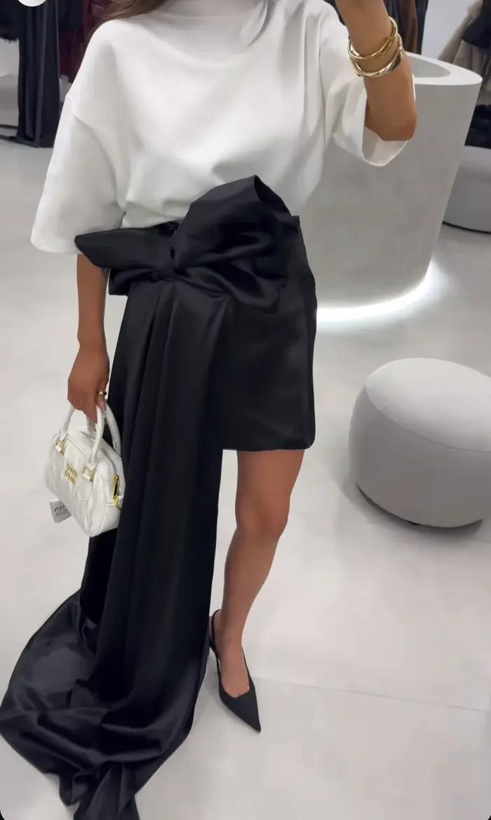 Jupe courte en satin noir pour femmes
