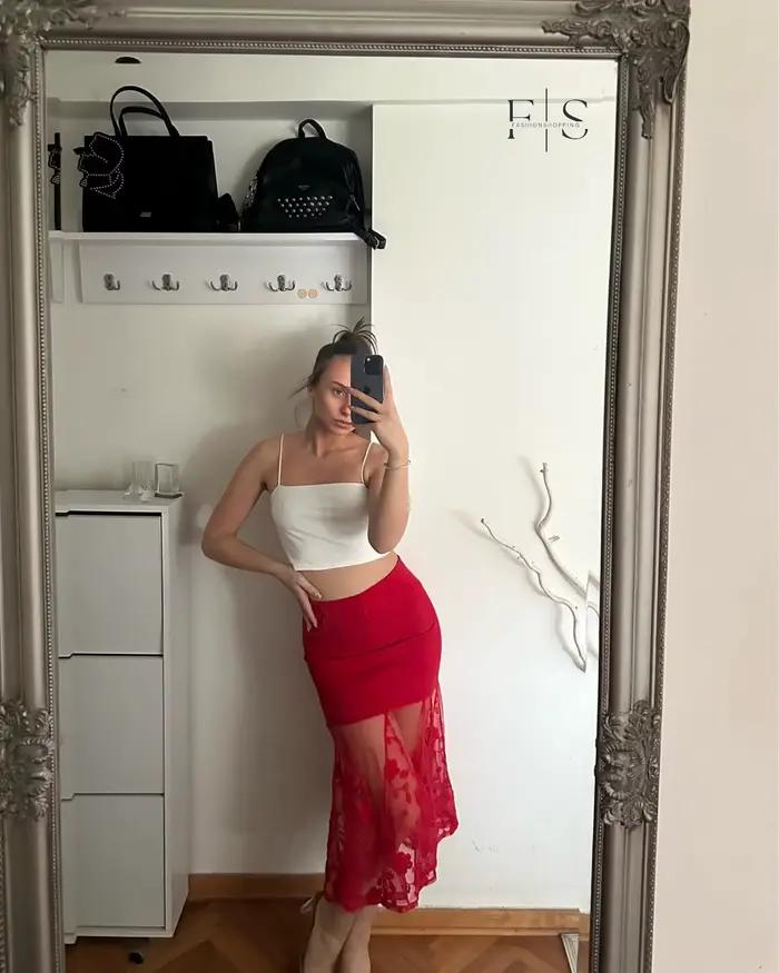 Jupe midi en satin rouge pour femme