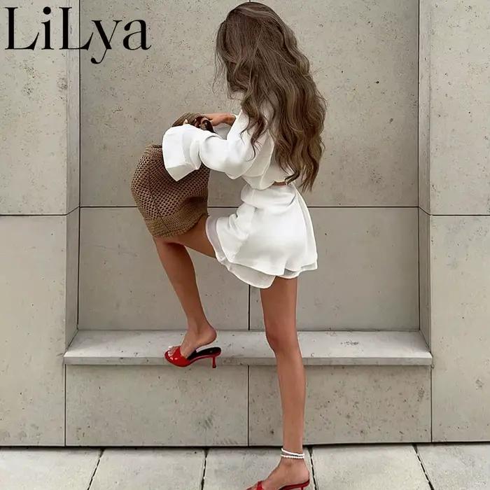 Mini-jupe blanche en satin pour femme