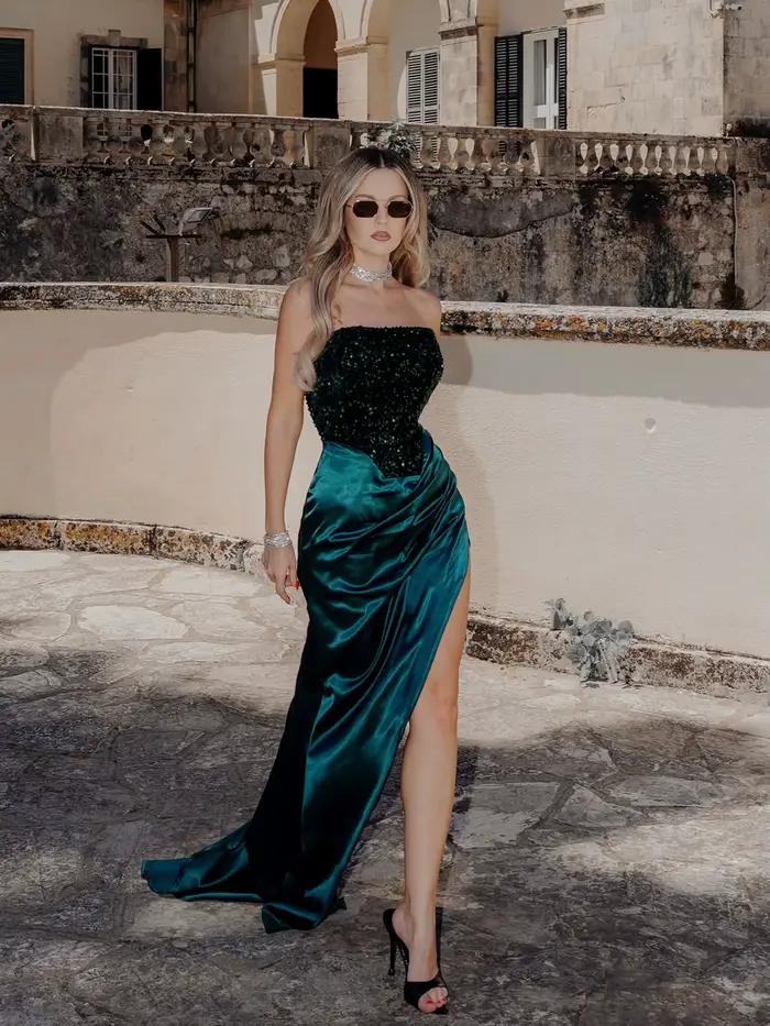 Jupe sirène en satin vert émeraude pour femmes, élégante et moderne, coupe haute, longueur aux genoux, idéale pour soirées, cocktails, photoshoots et autres événements spéciaux