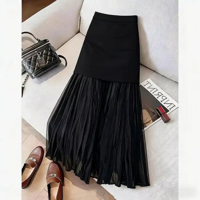 Jupe plissée noire à empiècements pour femme