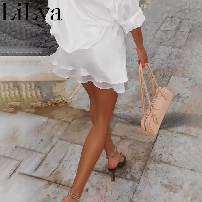 Mini-jupe blanche en satin pour femme