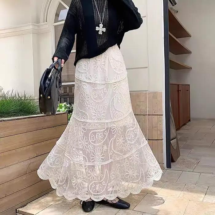 Jupe brodée au crochet en dentelle française