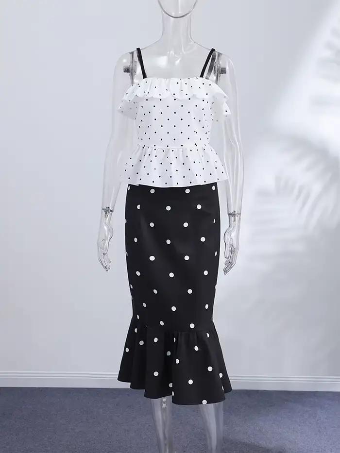 Ensemble jupe et haut élégant à pois pour femmes, tailleurs chic pour l'été 2026, styles modernes et décontractés, occassions formelles et informelles ```