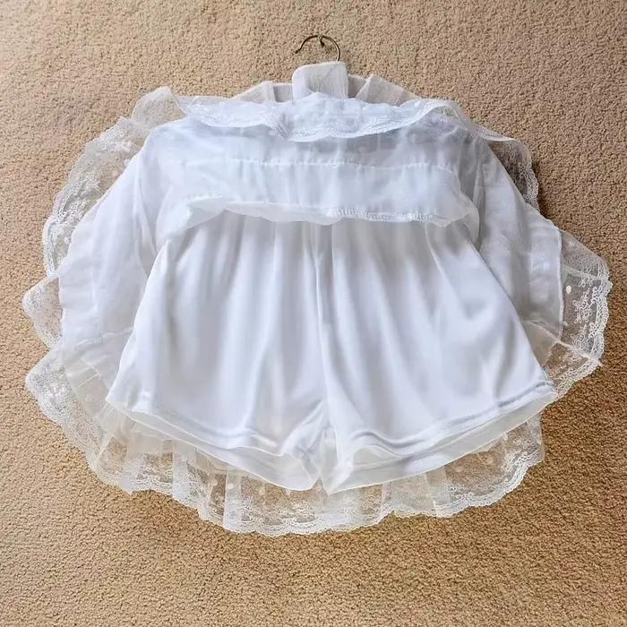 Jupe courte trapèze en dentelle blanche