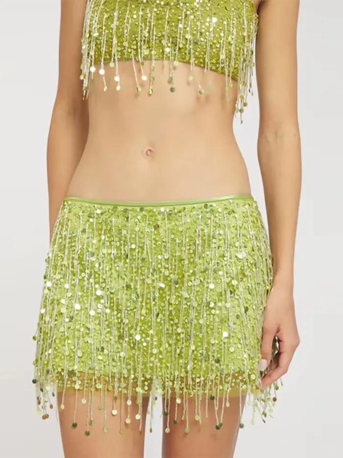 Ensemble deux pièces à sequins et franges pour femme, haut court à bretelles et mini-jupe scintillante, tenue sexy pour festival Ibiza, rave, plage ou soirée.