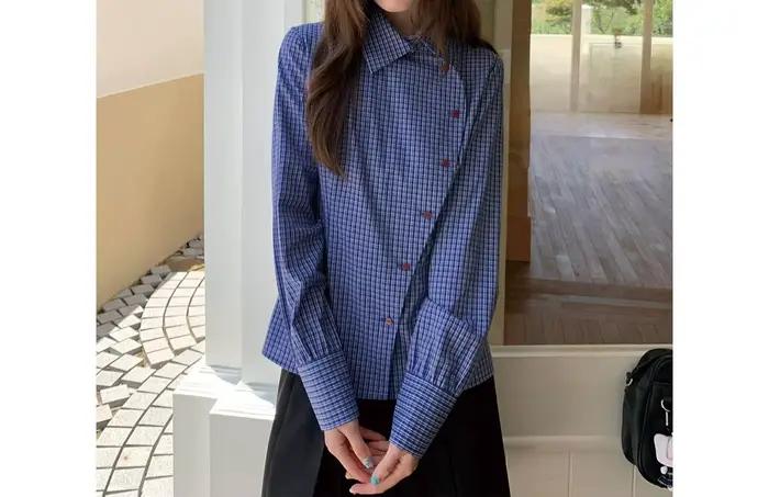 Ensemble jupe noire basique polyvalente mi-longue et chemise à carreaux bleus style collège