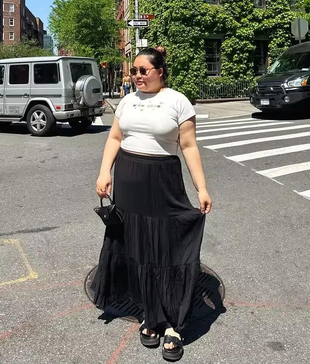 Jupe longue trapèze en satin noir taille haute pour femme