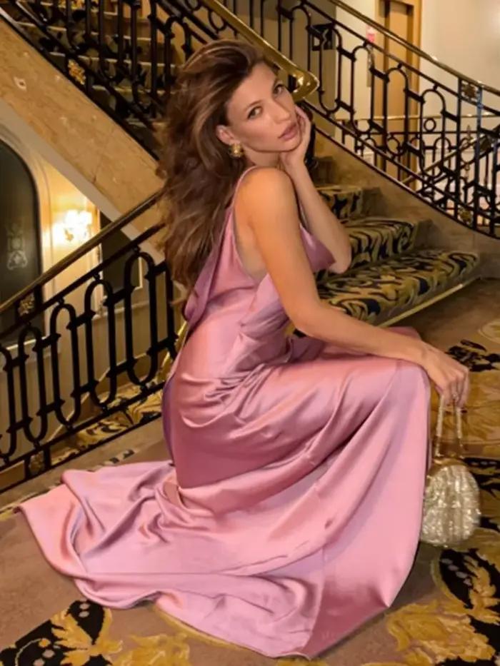 Robe longue en satin dos nu fendue pour femme, sexy, avec décolleté drapé, sans manches, collection été 2026, idéale pour les vacances et les soirées.