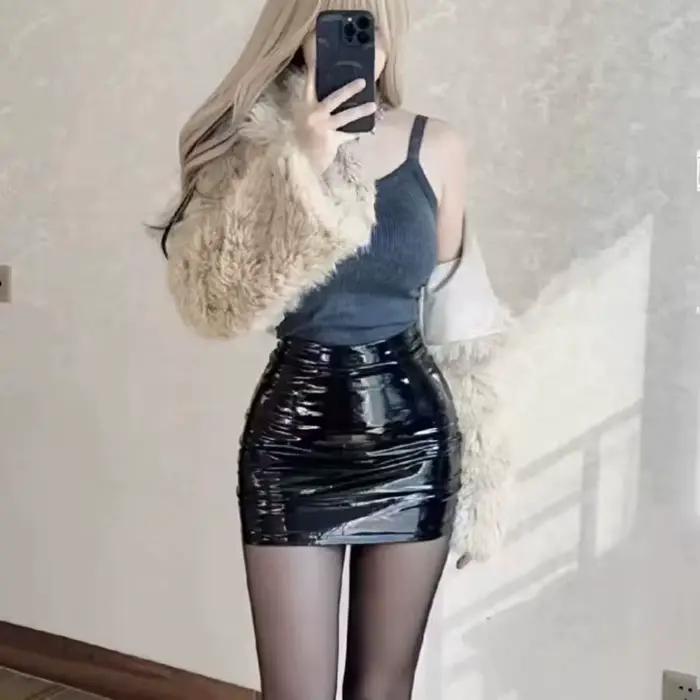 Mini jupe noire en cuir taille haute pour femmes