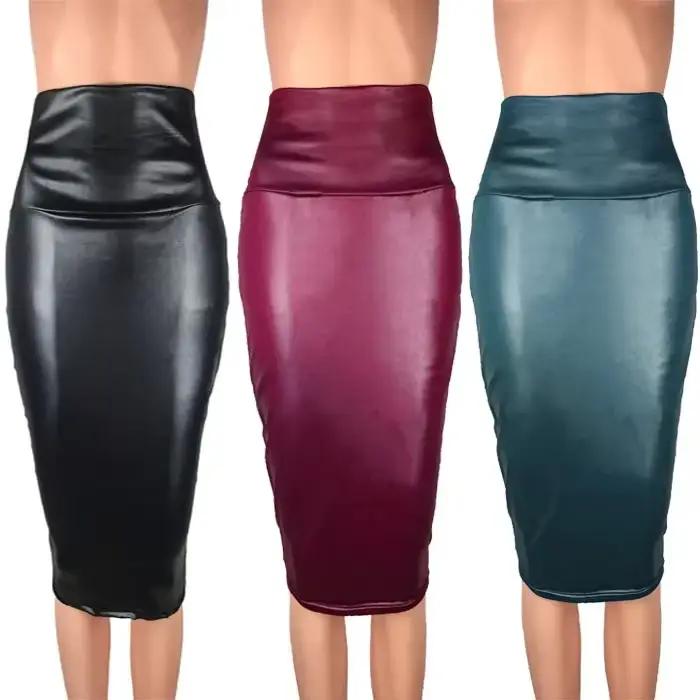 Jupe mi-longue moulante en cuir mat