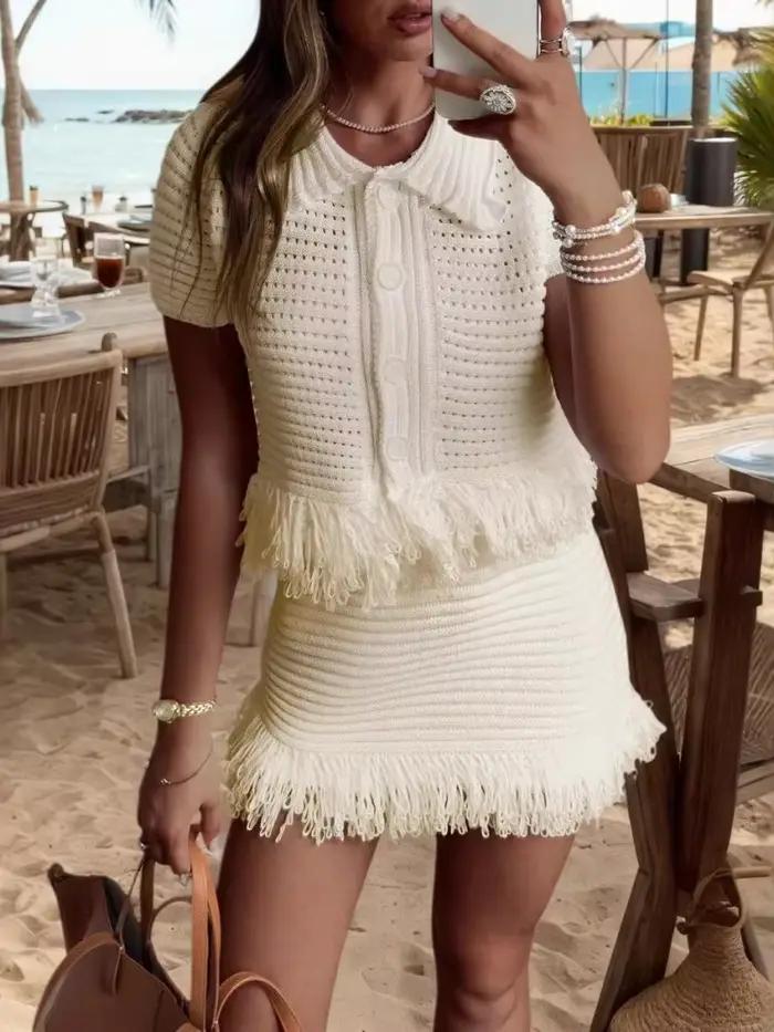 Ensemble jupe courte et haut tricoté Aovica pour femmes, décontracté et élégant, parfait pour le printemps et l'été, avec détails pompon et épissé, disponible en blanc, kaki et noir, pour un look unique et sophistiqué