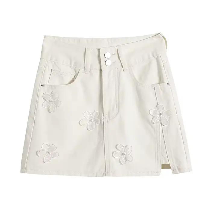 Jupe-short en jean blanc pour femme, taille haute, double boutonnage, mini-jupe ornée de fleurs 3D et perles, avec short de sécurité intégré, coupe trapèze, pour l'été sorties nocturnes