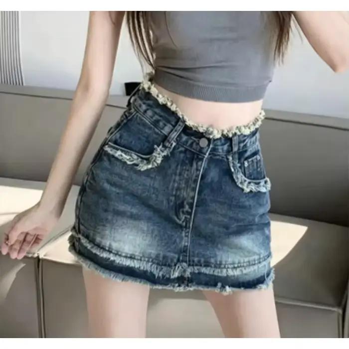 Jupe courte en jean vintage taille haute ourlet effiloché pour femmes style streetwear été tendance polyvalente trapèze ajustée originalité mini silhouette élégante