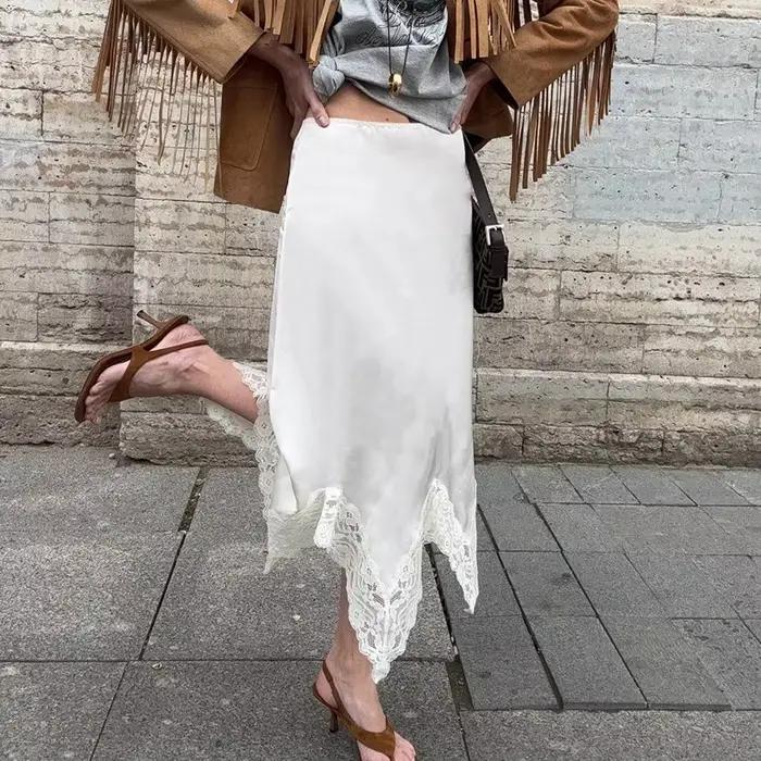 Jupe trapèze en Satin avec ourlet en dentelle