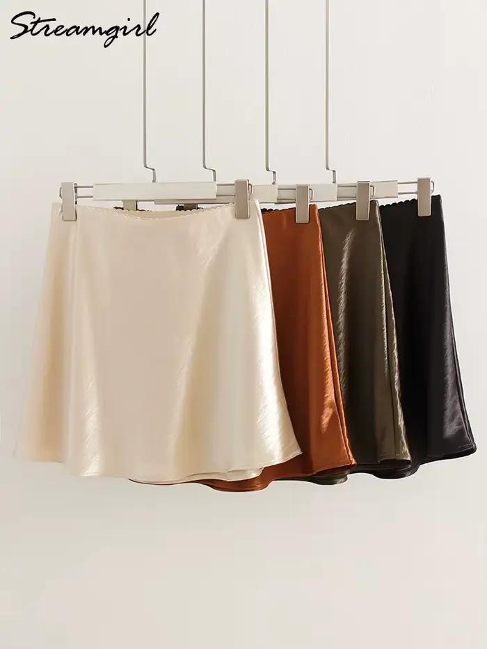 Mini-jupes en satin noir pour femmes
