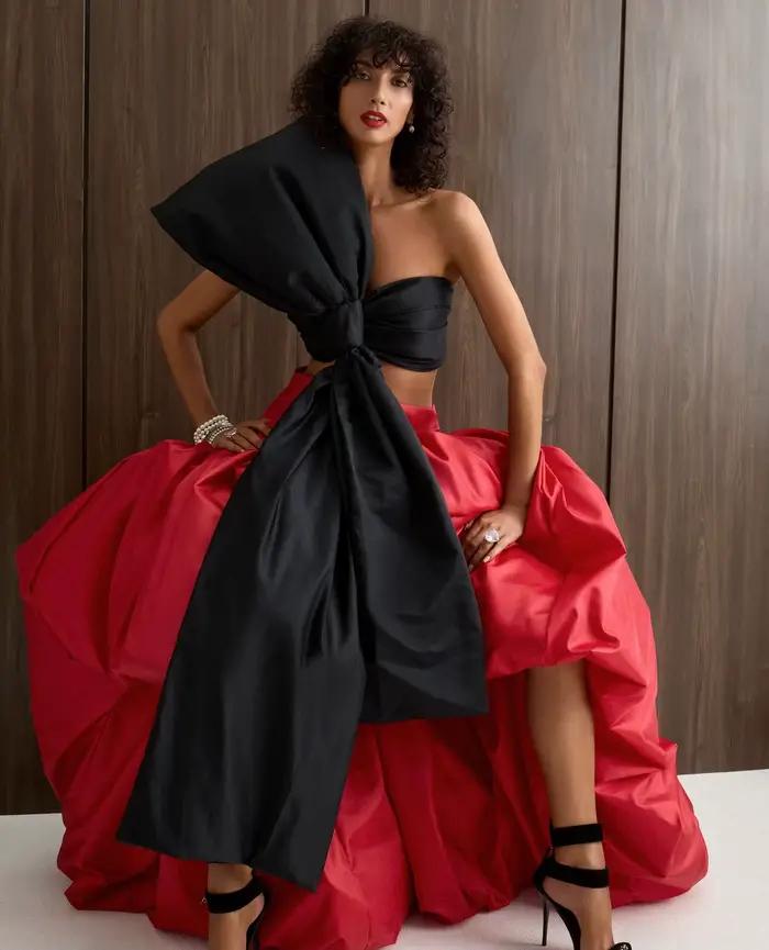 Jupe de bal de luxe en satin rouge cerise avec détail nœud noir