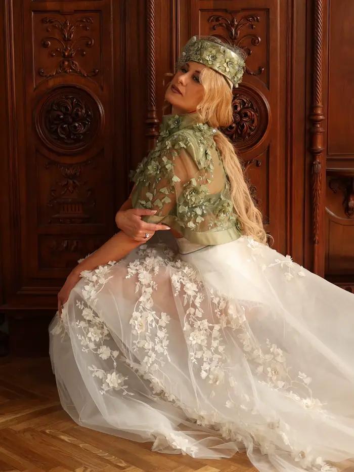 Jupe de mariée longue en tulle ivoire taille haute coupe trapèze avec appliques florales 3D en maille transparente