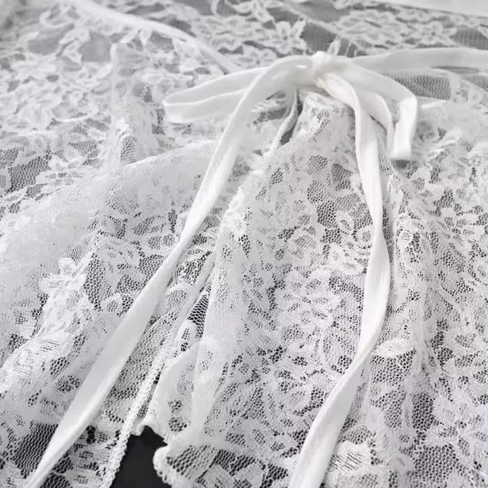 Mini-jupe en dentelle à lacets brodée
