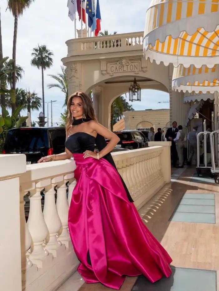 Jupe longue plissée en satin fuchsia taille haute