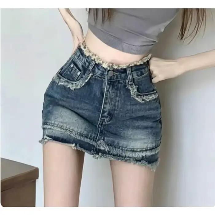 Jupe courte en jean vintage taille haute ourlet effiloché pour femmes style streetwear été tendance polyvalente trapèze ajustée originalité mini silhouette élégante