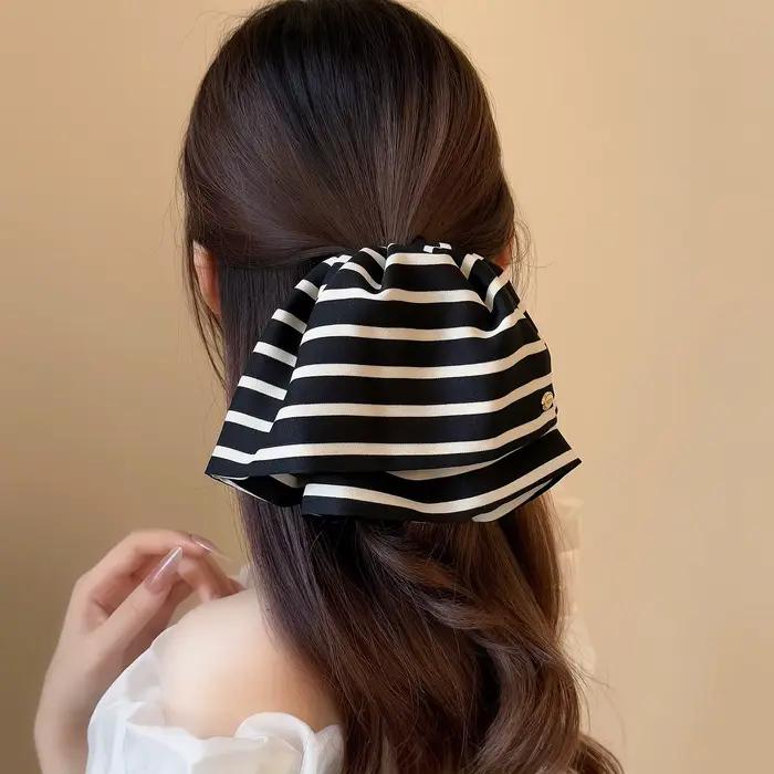 Jupe simple en satin rayée noir et blanc avec pince à cheveux antidérapante kawaii pour femmes, élégante pour le quotidien, les soirées, les mariages et les occasions spéciales