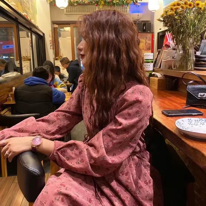 Robe à fleurs en velours côtelé