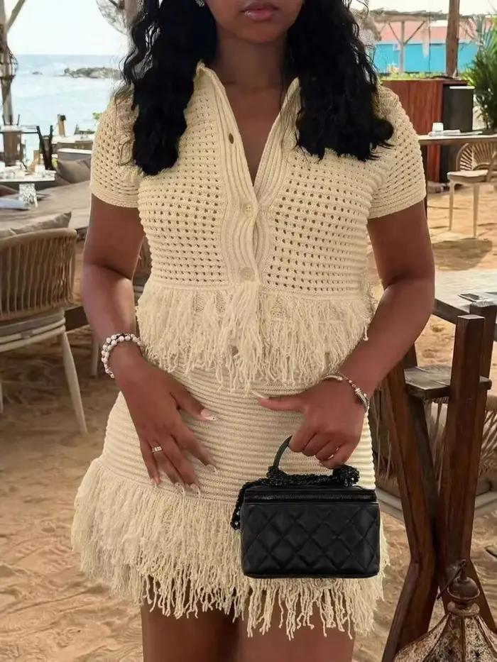 Ensemble jupe courte et haut tricoté Aovica pour femmes, décontracté et élégant, parfait pour le printemps et l'été, avec détails pompon et épissé, disponible en blanc, kaki et noir, pour un look unique et sophistiqué