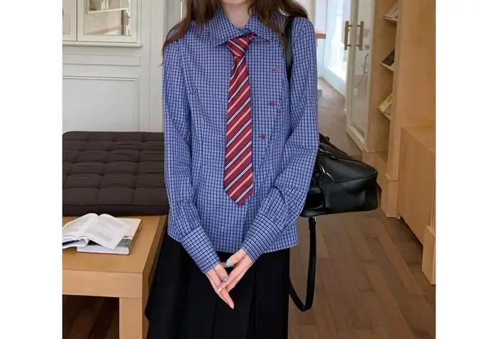 Ensemble jupe noire basique polyvalente mi-longue et chemise à carreaux bleus style collège