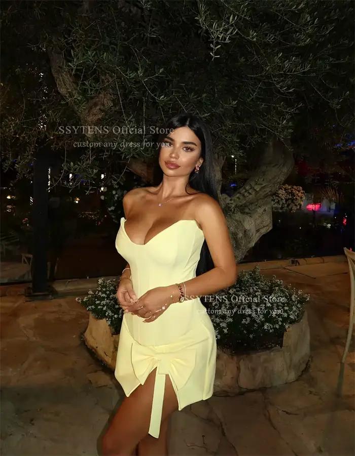 Robe de soirée jaune SSYTENS avec décolleté audacieux et détails délicats pour soirées officielles et cérémonies spéciales