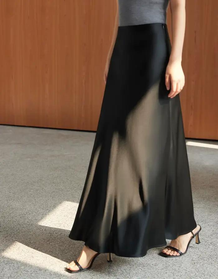 Jupe élégante en satin noir pour femme