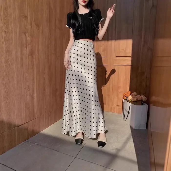 Jupe midi en satin à pois