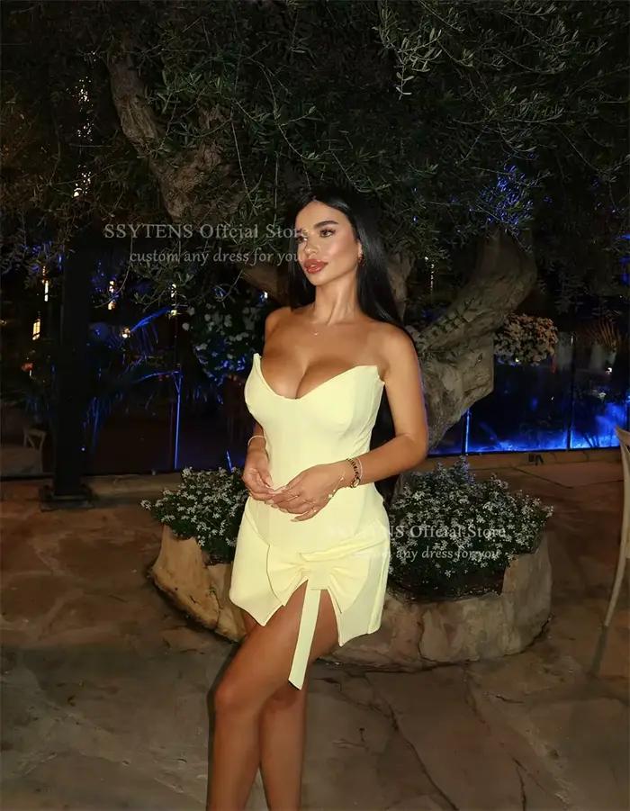 Robe de soirée jaune SSYTENS avec décolleté audacieux et détails délicats pour soirées officielles et cérémonies spéciales