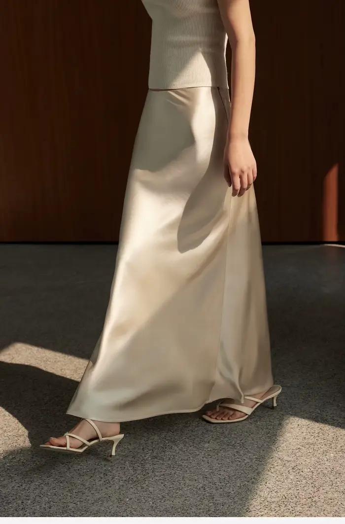 Jupe élégante en satin noir pour femme
