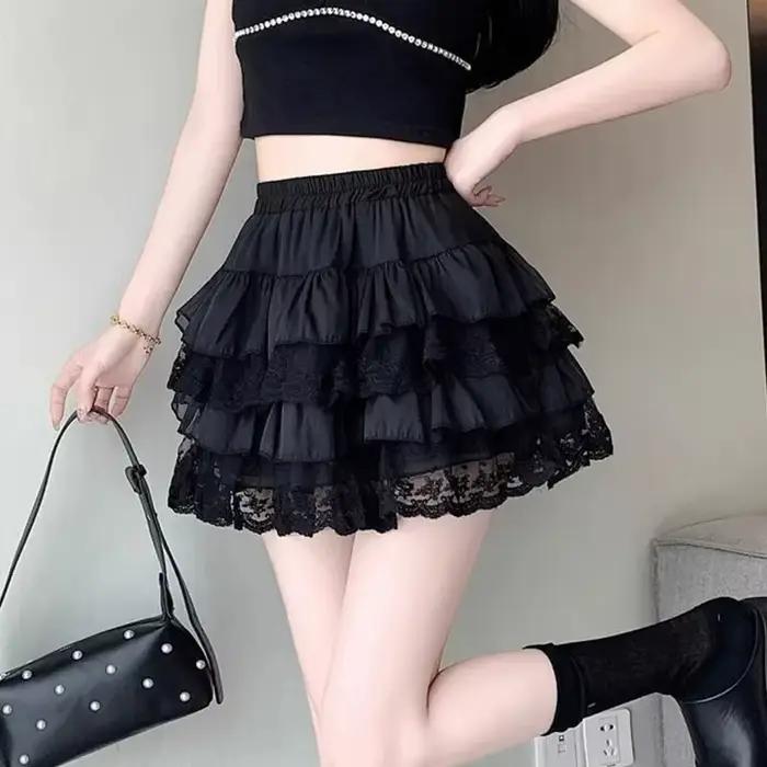 Jupe courte trapèze en dentelle blanche