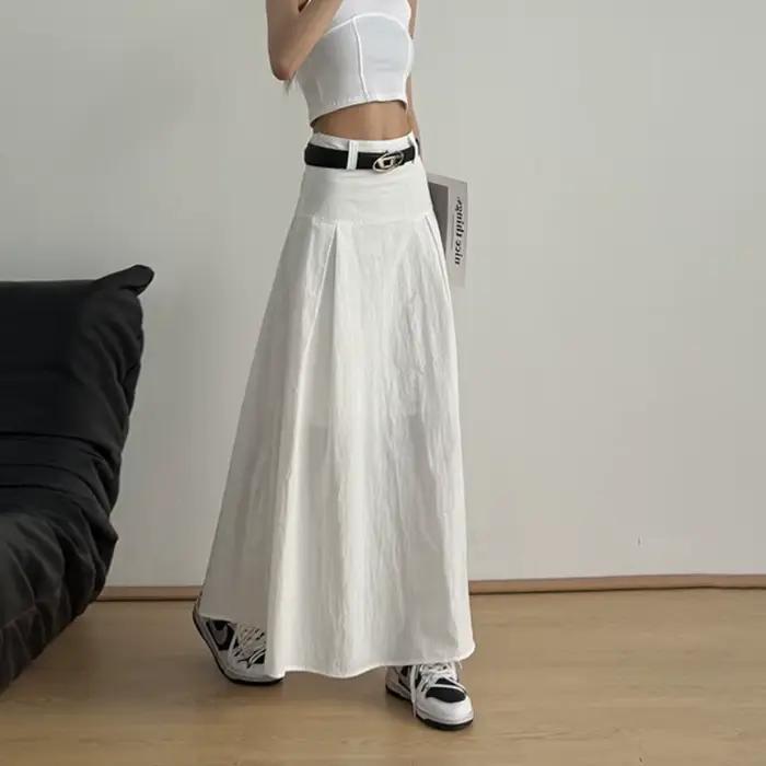 Jupe blanche femme mince drapé