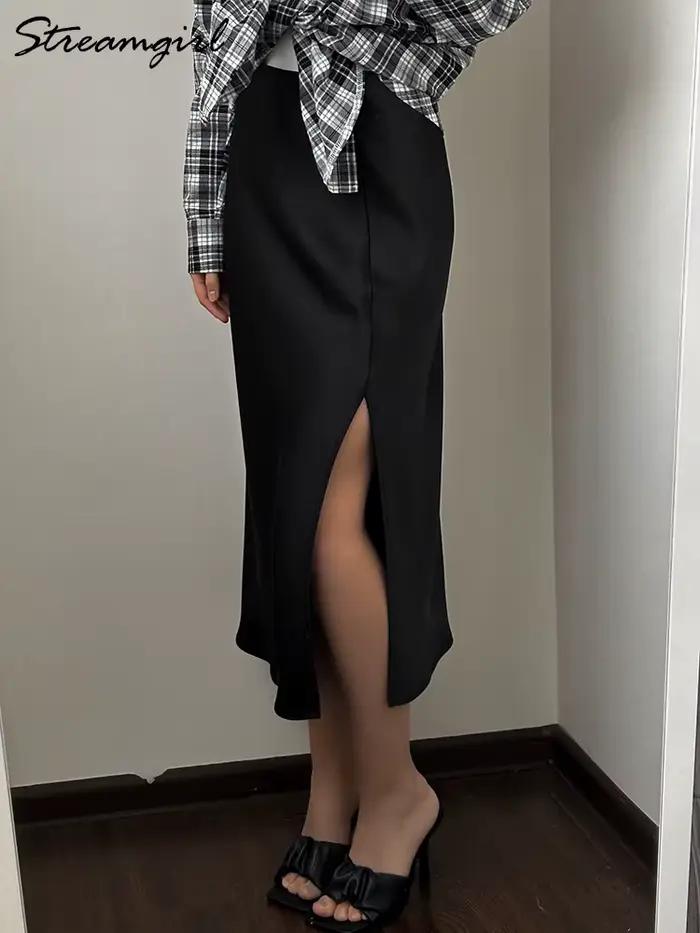 Jupe mi-longue en satin noir pour femme