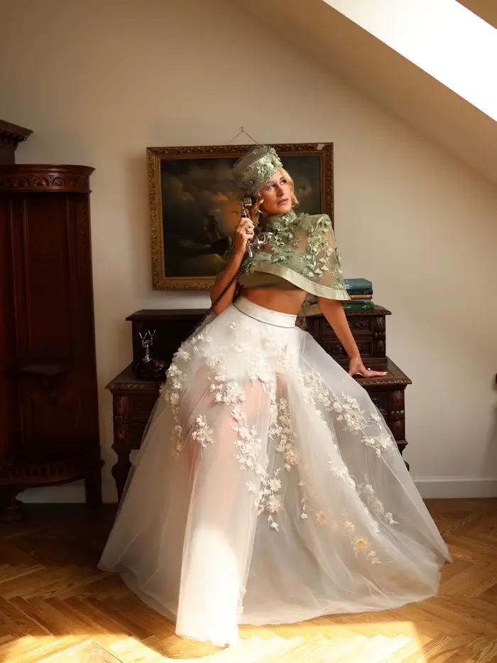 Jupe de mariée longue en tulle ivoire taille haute coupe trapèze avec appliques florales 3D en maille transparente
