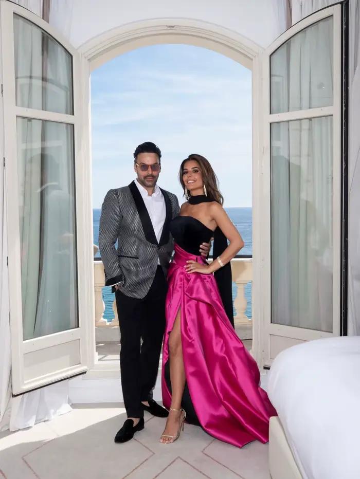 Jupe longue plissée en satin fuchsia taille haute