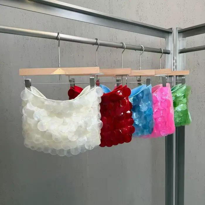 Jupe courte ornée de motifs écailles colorés