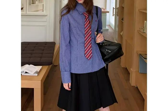 Ensemble jupe noire basique polyvalente mi-longue et chemise à carreaux bleus style collège